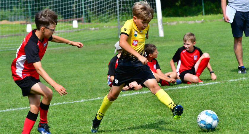 Piłka nożna, Kościerzyna Piłkarskie emocje wykonaniu młodych miłośników futbolu - zdjęcie, fotografia