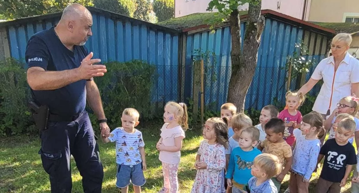 Przedszkola, Policjanci wizytą przedszkolu - zdjęcie, fotografia