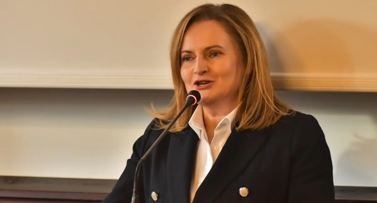 Wieści z samorządów, Alicja Żurawska informuje studiach Collegium Humanum Naukę finansowało starostwo - zdjęcie, fotografia