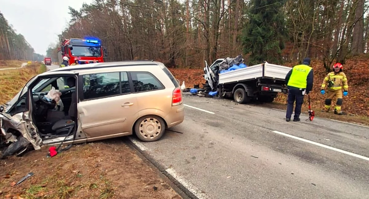 Kronika policyjna, Wypadek drodze wojewódzkiej Ranny letni kierowca - zdjęcie, fotografia