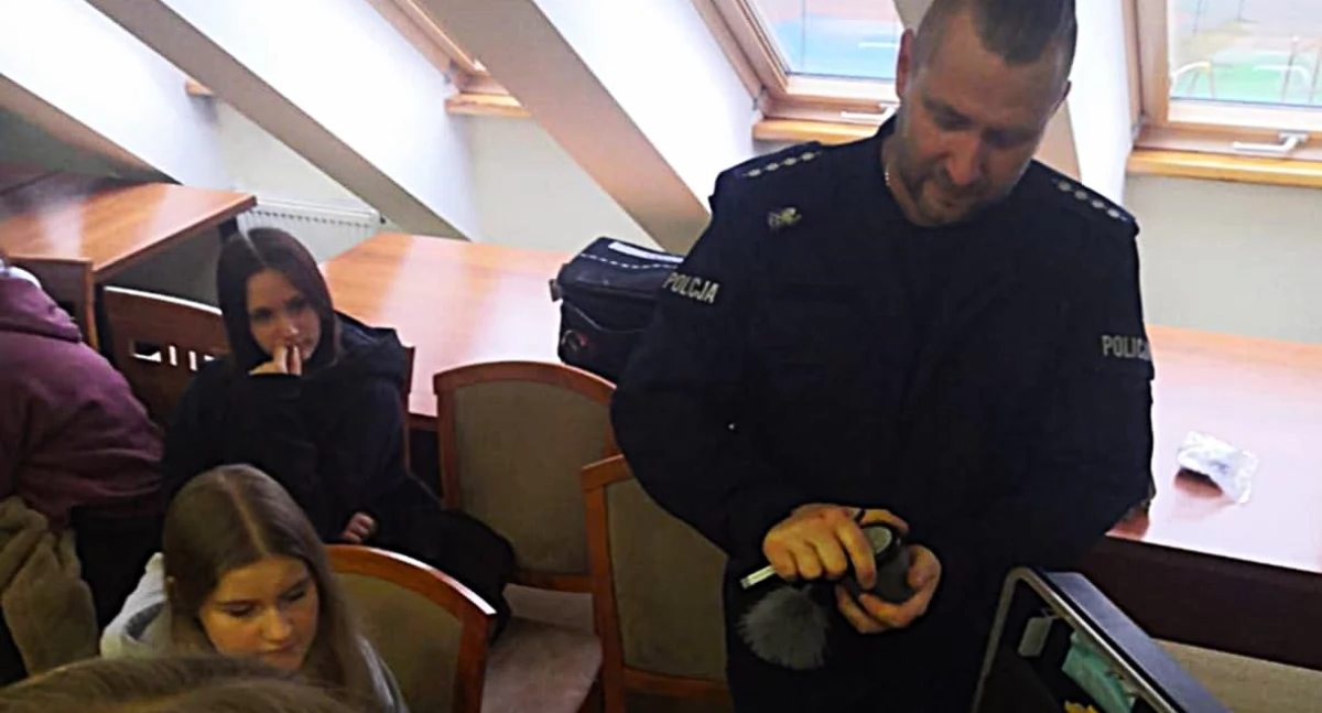 Szkoły średnie, Policjanci Kościerzyny spotkali młodzieżą Budowlanki Zachęcali wstąpienia szeregi policji - zdjęcie, fotografia