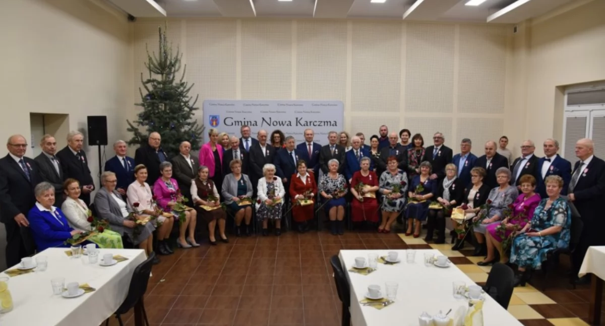 Seniorzy, Złote Nowej Karczmie Pół wieku wspólnego życia uczczone medalami - zdjęcie, fotografia