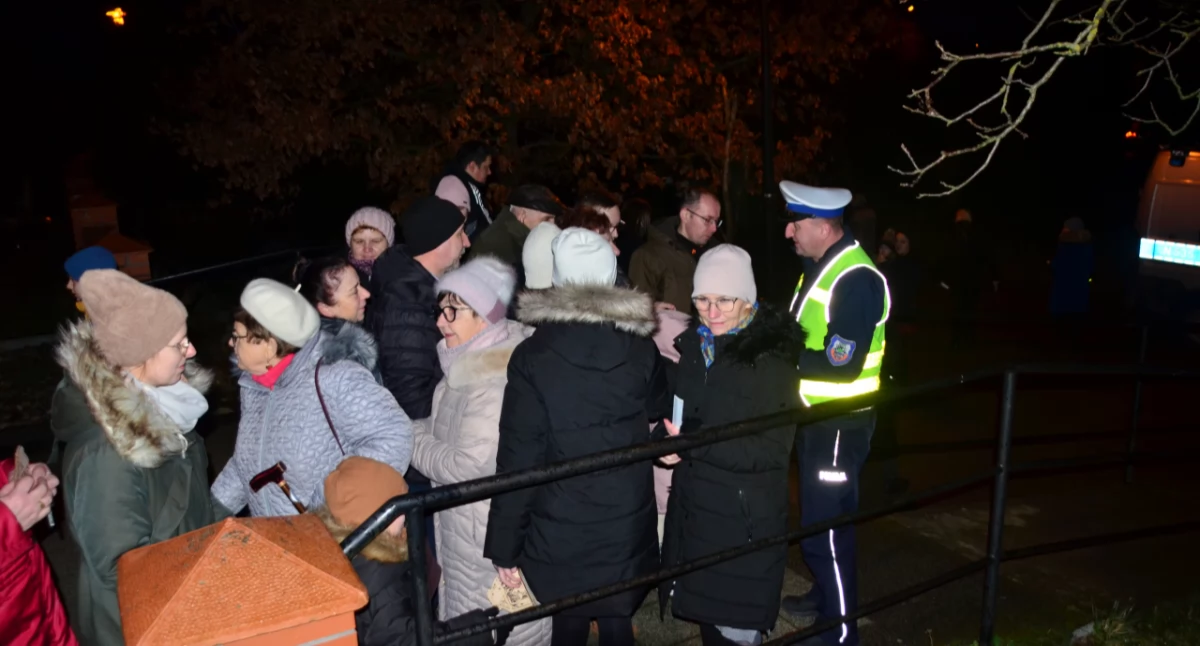 Rozmaitości, Policjanci promowali bezpieczeństwo wręczali odblaski - zdjęcie, fotografia