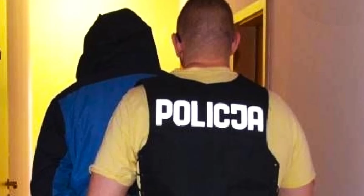Kronika policyjna, latek pobił kolegę zdemolował mieszkanie Napastnik rękach policji - zdjęcie, fotografia