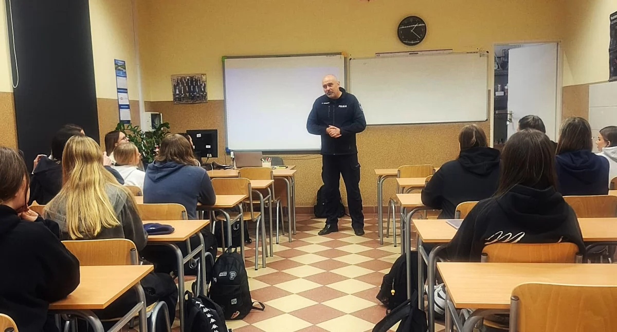 Policja, Policjanci spotkali młodzieżą rozmawiać zagrożeniach bezpieczeństwie - zdjęcie, fotografia