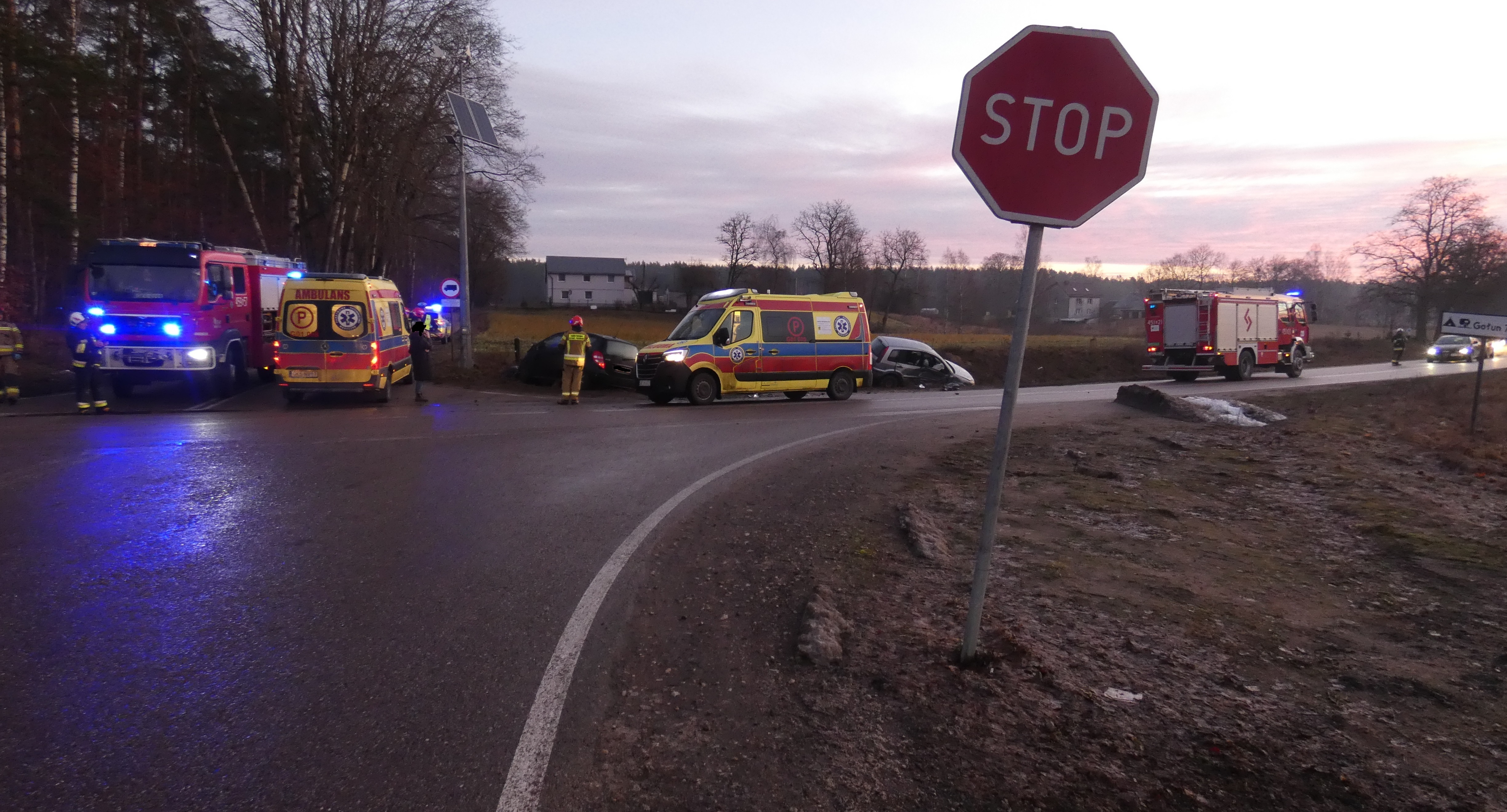 Wypadki, Wypadek Nowej Kiszewie Jedna osoba trafiła szpitala - zdjęcie, fotografia