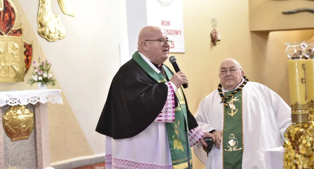 Religia, Parafianie Łubiany pożegnali proboszcza Mieczysława Gajewskiego - zdjęcie, fotografia