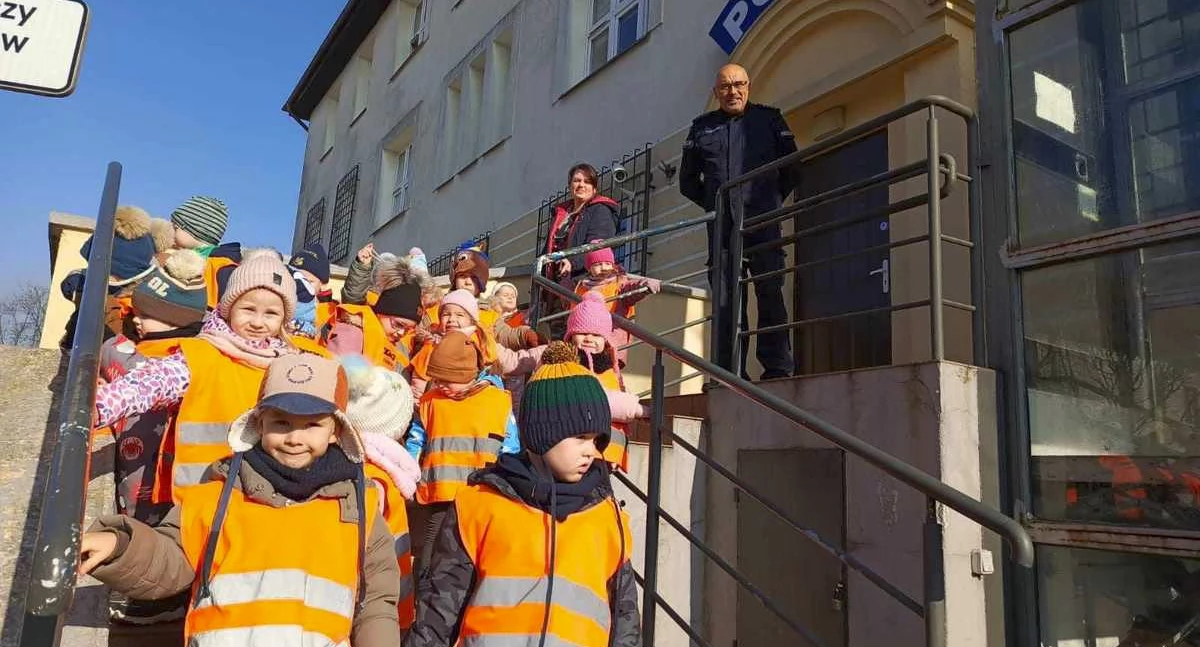 Policja, Przedszkolaki wizytą kościerskich policjantów - zdjęcie, fotografia