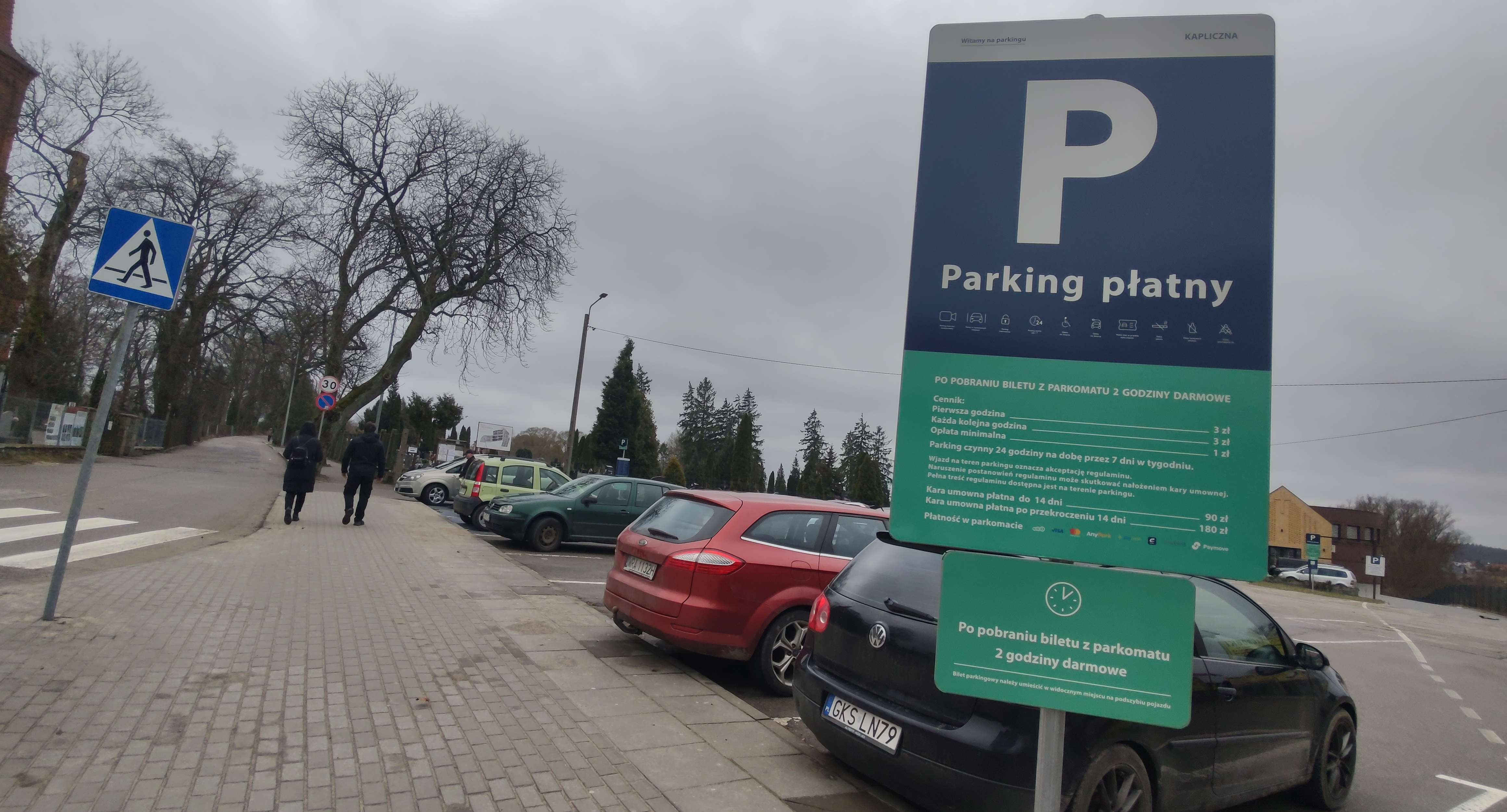 Wieści z samorządów, Parking cmentarzu Kościerzynie płatny! - zdjęcie, fotografia