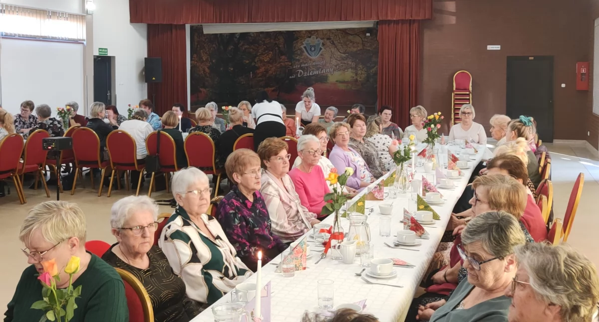 Seniorzy, Panie gminy Dzieminy świętowały Dzień Kobiet - zdjęcie, fotografia