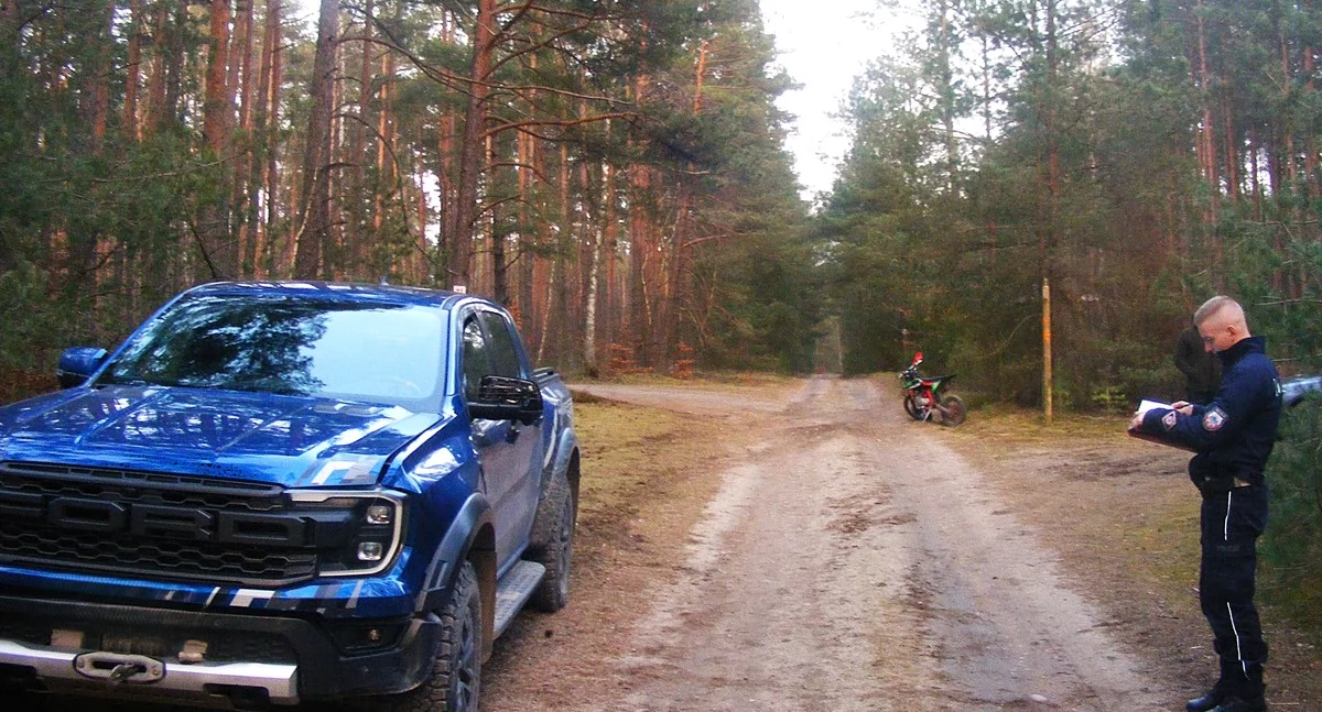 Wypadki, letni motocyklista wjechał forda! Chłopak trafił szpitala! - zdjęcie, fotografia