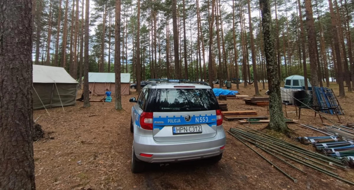 Policja, Obozy harcerskie kontrolowane przez policjantów - zdjęcie, fotografia