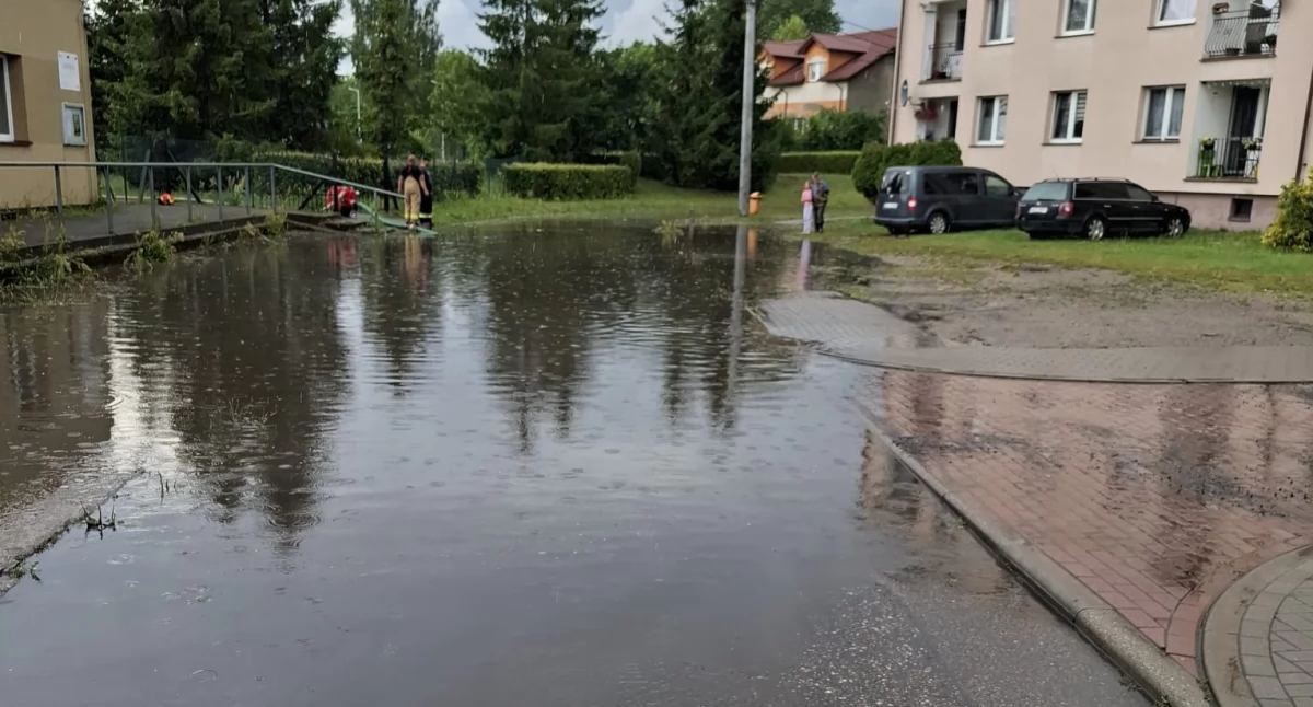 Służby w akcji, Ulewa Grabowem Kościerskim! Zalane posesje piwnice! - zdjęcie, fotografia