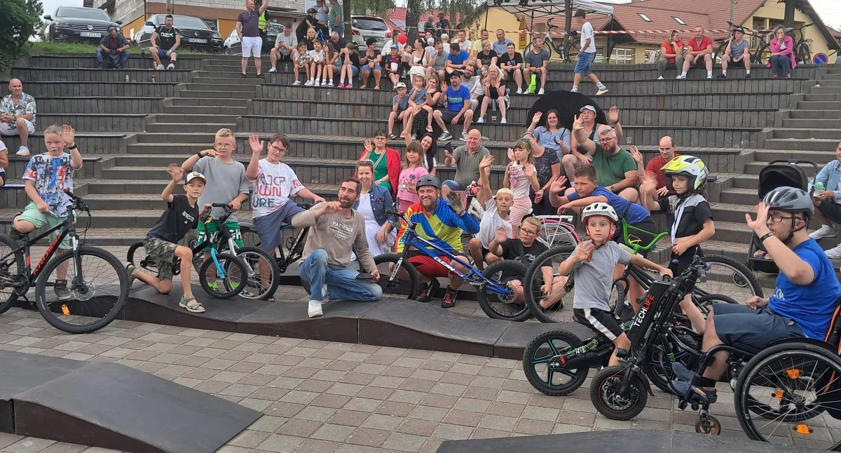 Imprezy, Akrobacje rowerze wyśmienita muzyka czyli Pierwsza Biesiada Sołecka Dziemianach - zdjęcie, fotografia