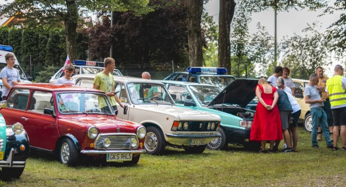 Imprezy, Klasyczna motoryzacja malowniczej scenerii czyli nieistniejącym pałacem - zdjęcie, fotografia