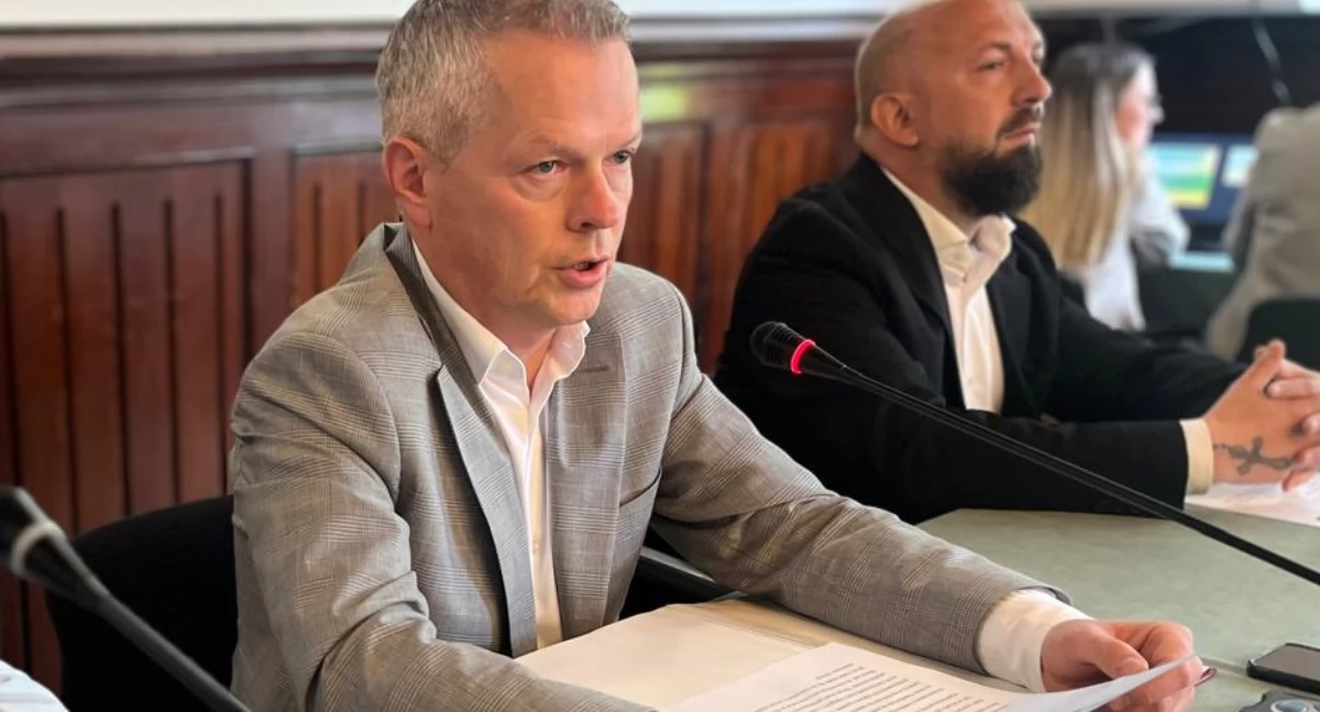 Polityka, Polityczny układ szukanie haków Burza Radzie Powiatu Modrzejewski znów obroniony! - zdjęcie, fotografia