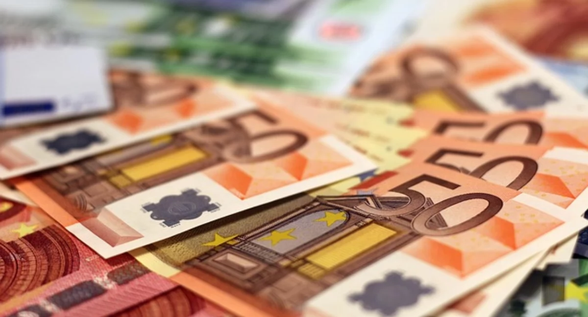Kronika policyjna, letnia kobieta przekazała oszustom ponad tysięcy euro! - zdjęcie, fotografia