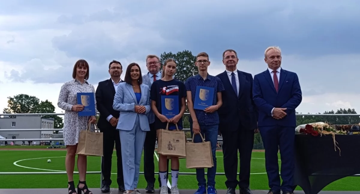 Stypendia, Najlepsi uczniowie Karczma otrzymali stypendia! - zdjęcie, fotografia