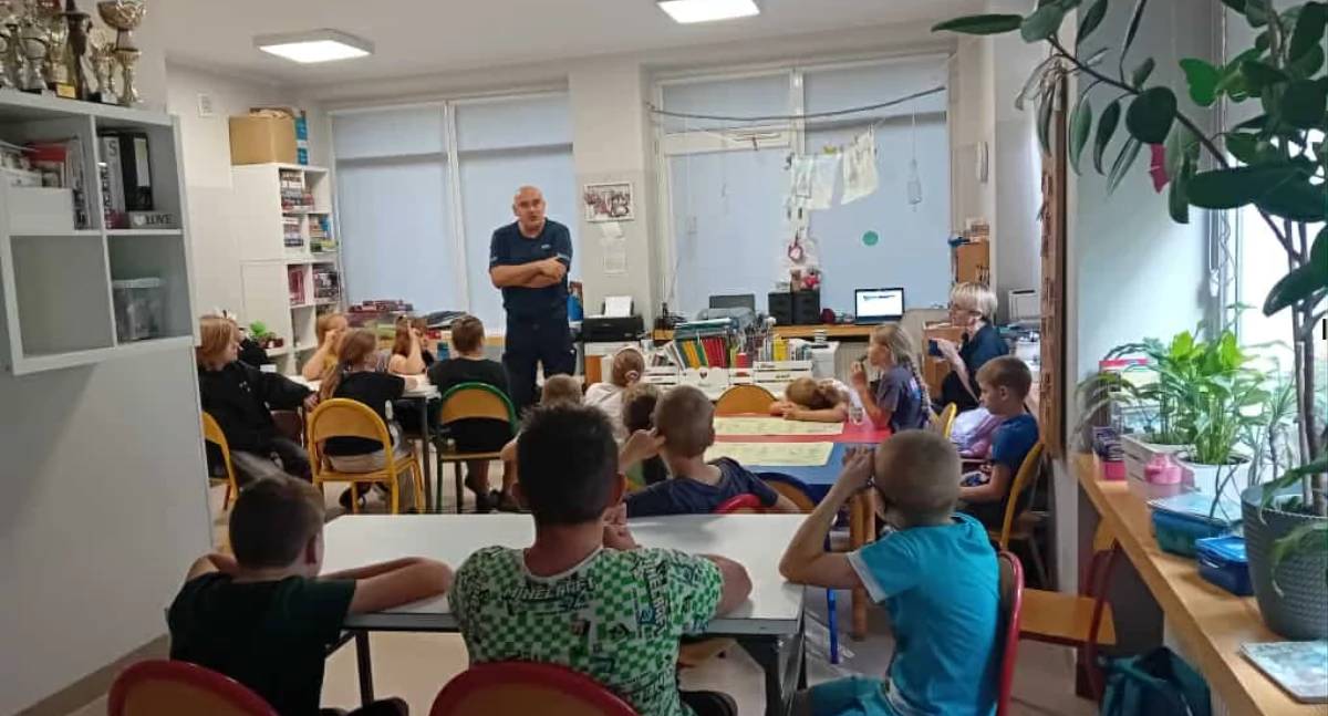 Policja, bezpieczeństwie uczniów drodze szkoły - zdjęcie, fotografia