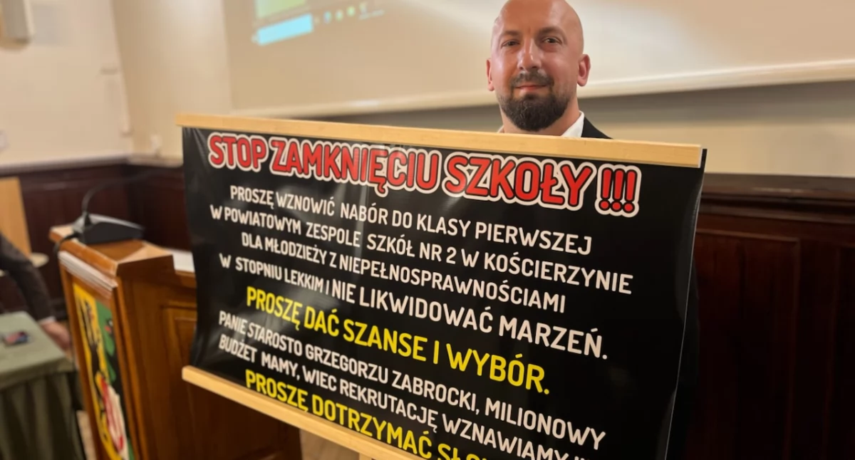 Polityka, Burza Radzie Powiatu! odwołano Łukasza Przybylskiego - zdjęcie, fotografia