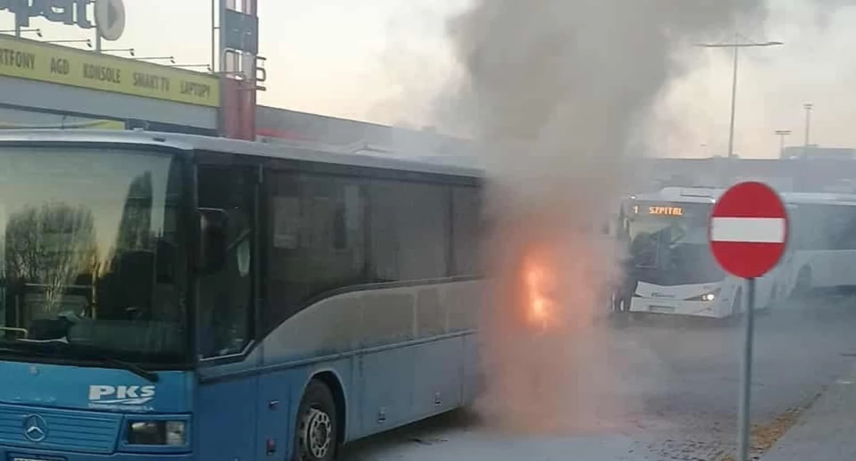 Straż pożarna, Pożar autobusu Kościerzynie! Pojazd zapalił przystanku Galerii Wybickiego! - zdjęcie, fotografia