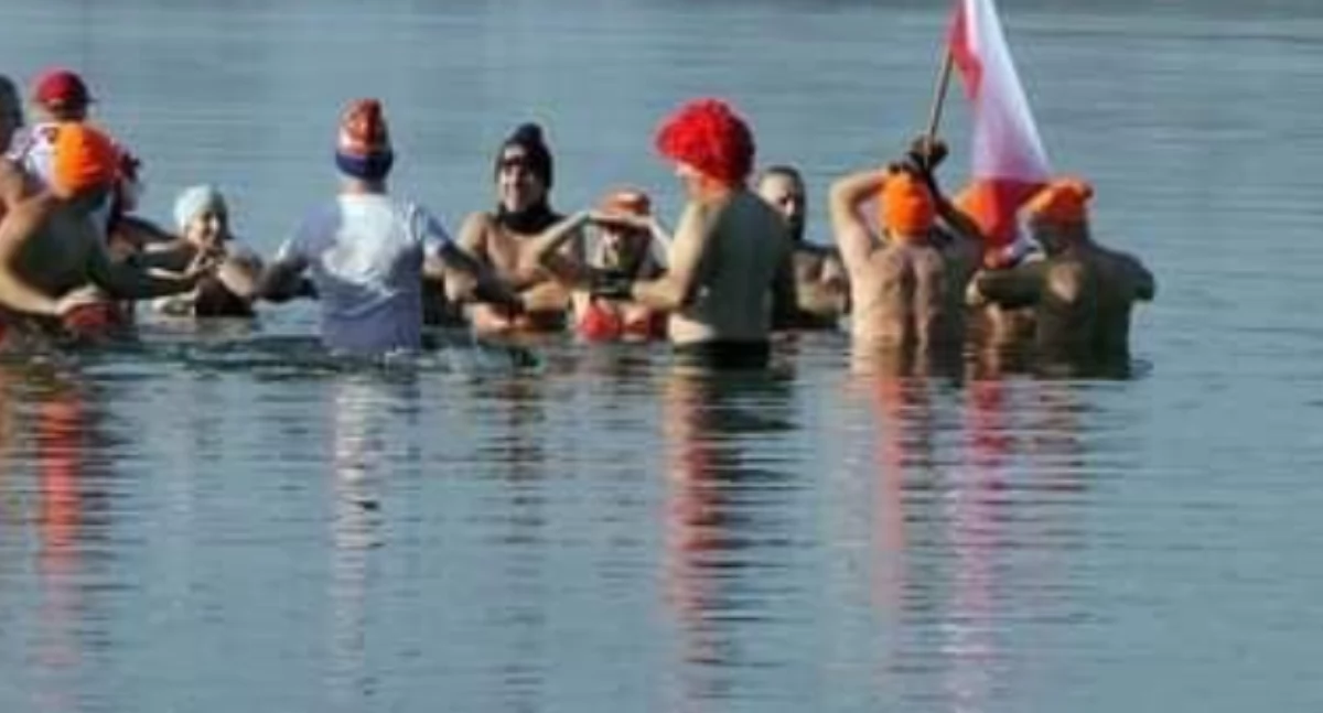 Zapowiedzi, Zimna gorące serca! Morsowanie hołdzie Niepodległej plaży Dobrogoszczy - zdjęcie, fotografia