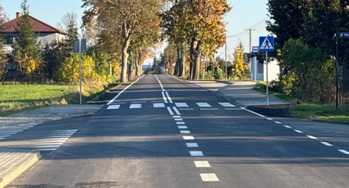 Transport, chodnik Pałubinie przebudowana droga powiatowa otwarte - zdjęcie, fotografia