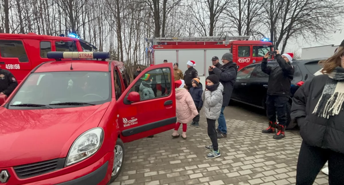 Straż pożarna, Strażacy Wielkiego Klincza przybyli prezentami dzieci - zdjęcie, fotografia
