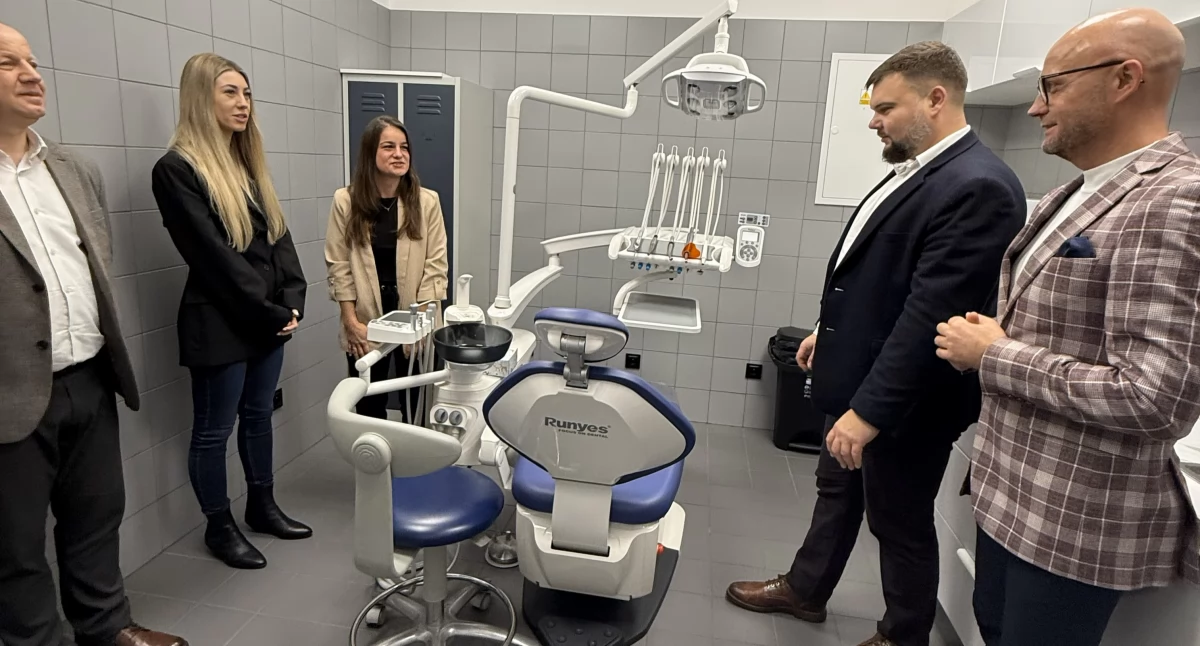 Szkoły podstawowe, Dentysta bliżej ucznia Kościerzyna stawia profilaktykę bezpłatną opiekę stomatologiczną dzieci - zdjęcie, fotografia