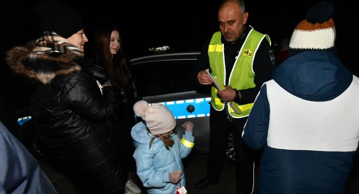 Służby w akcji, Policjanci roratach Profilaktyka odblaski bezpieczeństwa pieszych! - zdjęcie, fotografia