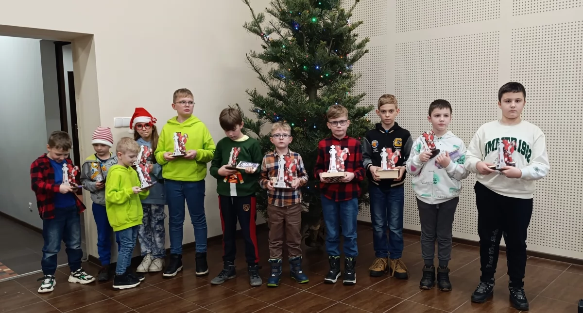 Rozmaitości, Szachowe Mikołajki Nowej Karczmie Dzieci młodzież szachownicach - zdjęcie, fotografia