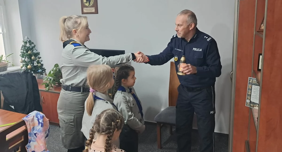 Rozmaitości, Betlejemskie Światło Pokoju dotarło kościerskiej komendy policji - zdjęcie, fotografia