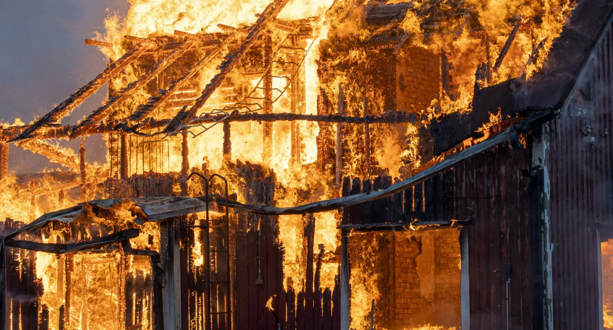Pożary, Groźny pożar Bartoszymlesie budynku wyniesiono butlę gazem! - zdjęcie, fotografia