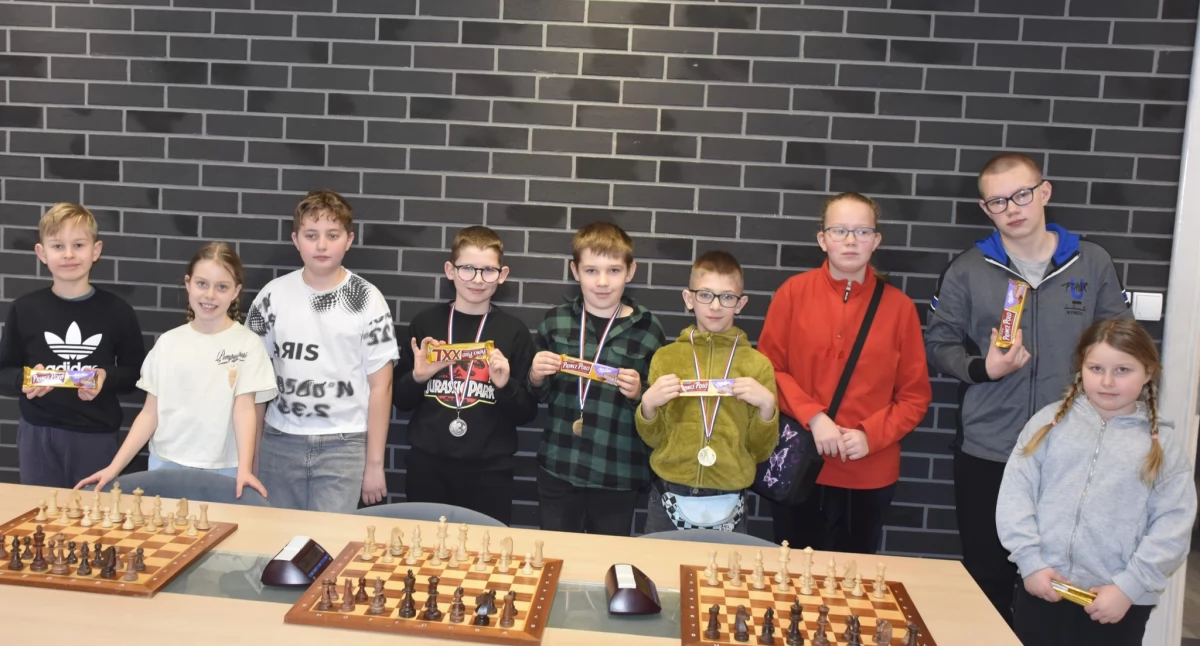 Rozmaitości, Lipusz Emocje tenisowych stołach szachownicach - zdjęcie, fotografia