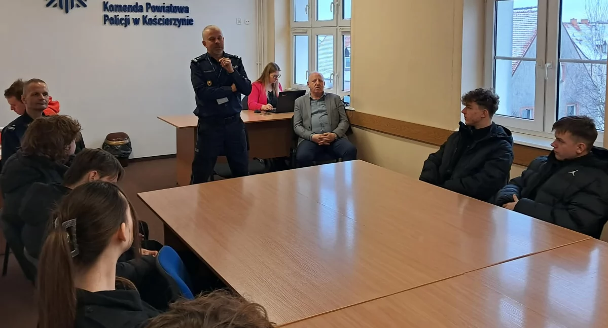 Szkoły średnie, zostać policjantem Spotkanie funkcjonariuszy młodzieżą Kościerzynie - zdjęcie, fotografia