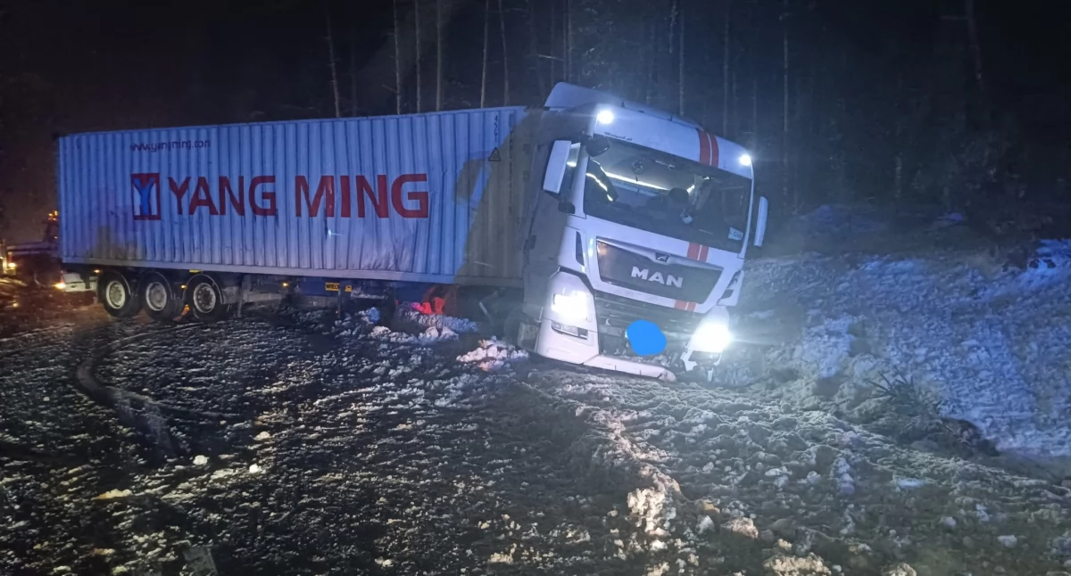 Policja, Wypadek trasie Korne Lipusz! Ciężarówka rowie! Policja kieruje ruchem! - zdjęcie, fotografia