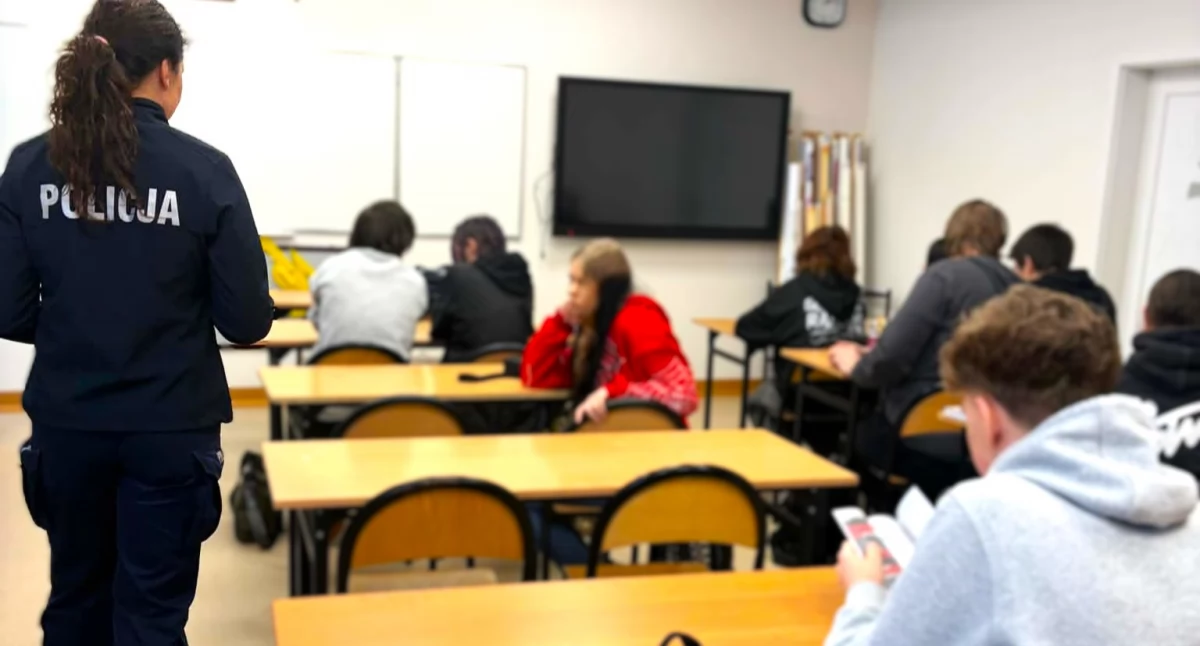 Policja, cyberprzemoc prawo ważna lekcja uczniów szkół branżowych - zdjęcie, fotografia
