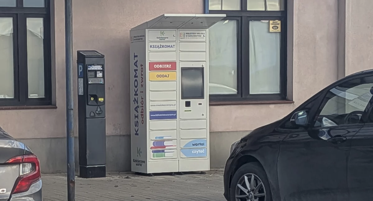 Rozmaitości, Czytelnicy mogą korzystać książkomatu! - zdjęcie, fotografia