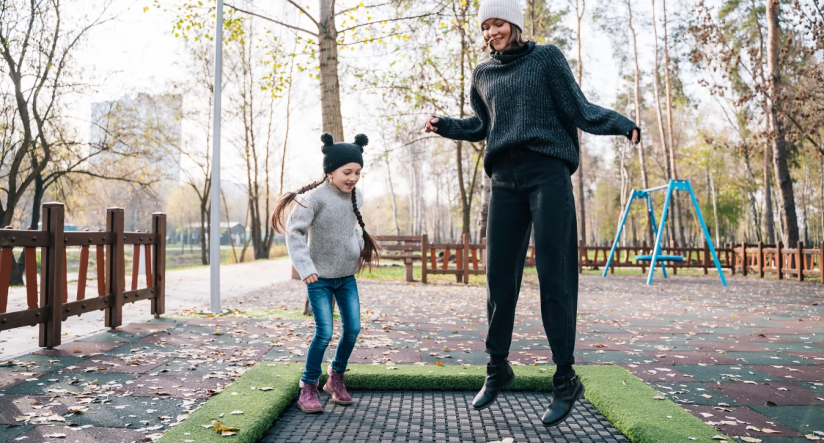 Styl życia, dobrać rozmiar trampoliny ziemnej kwadratowej wieku dzieci liczby użytkowników - zdjęcie, fotografia