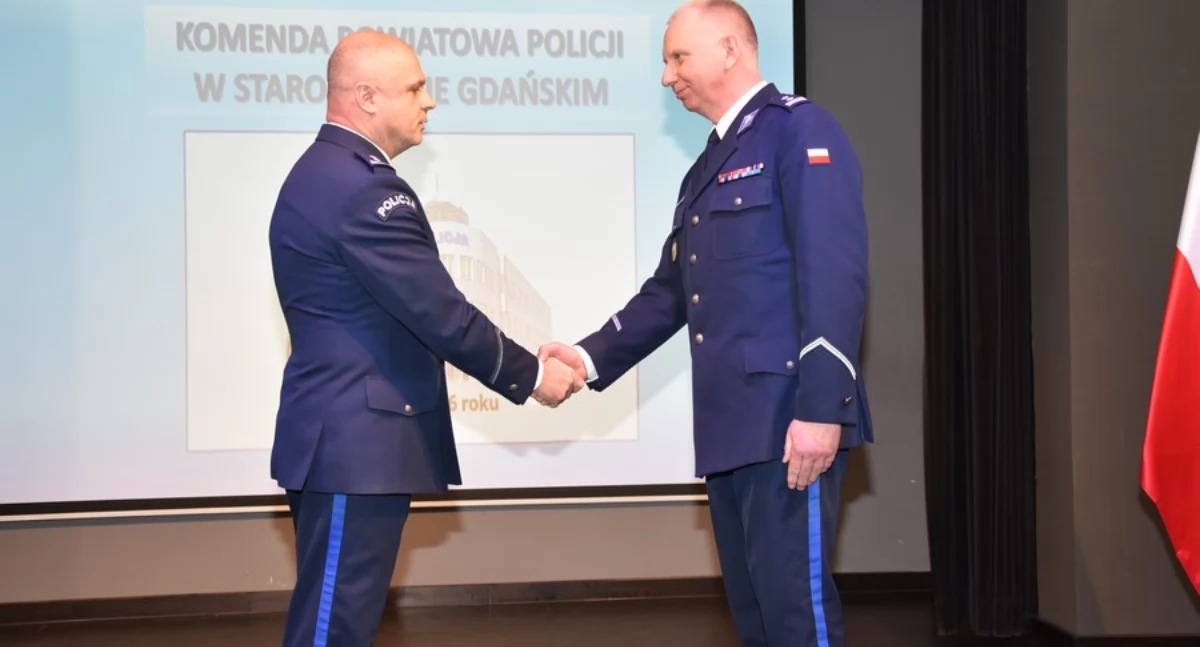 Policja, były kościerskiej policji przechodzi emeryturę - zdjęcie, fotografia