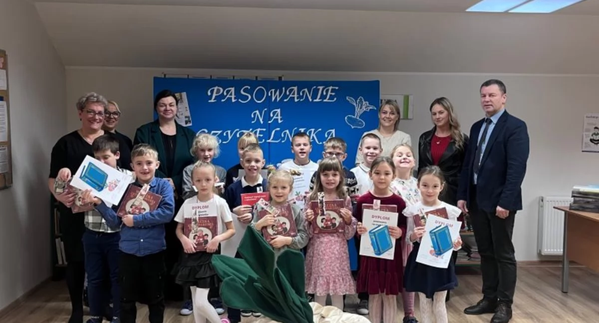 Rozmaitości, Pierwszoklasiści Łubiany oficjalnie przyjęci grona czytelników - zdjęcie, fotografia