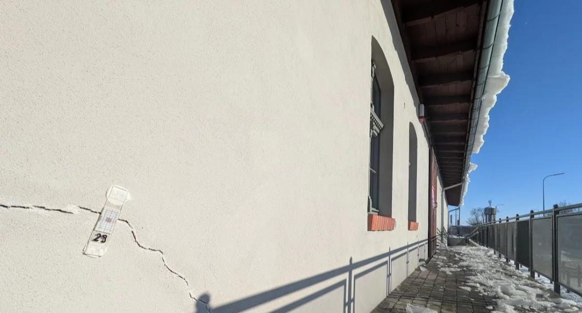 Interwencje, Niepokój dworcu Kościerzynie Historyczny budynek wymaga wzmocnienia - zdjęcie, fotografia