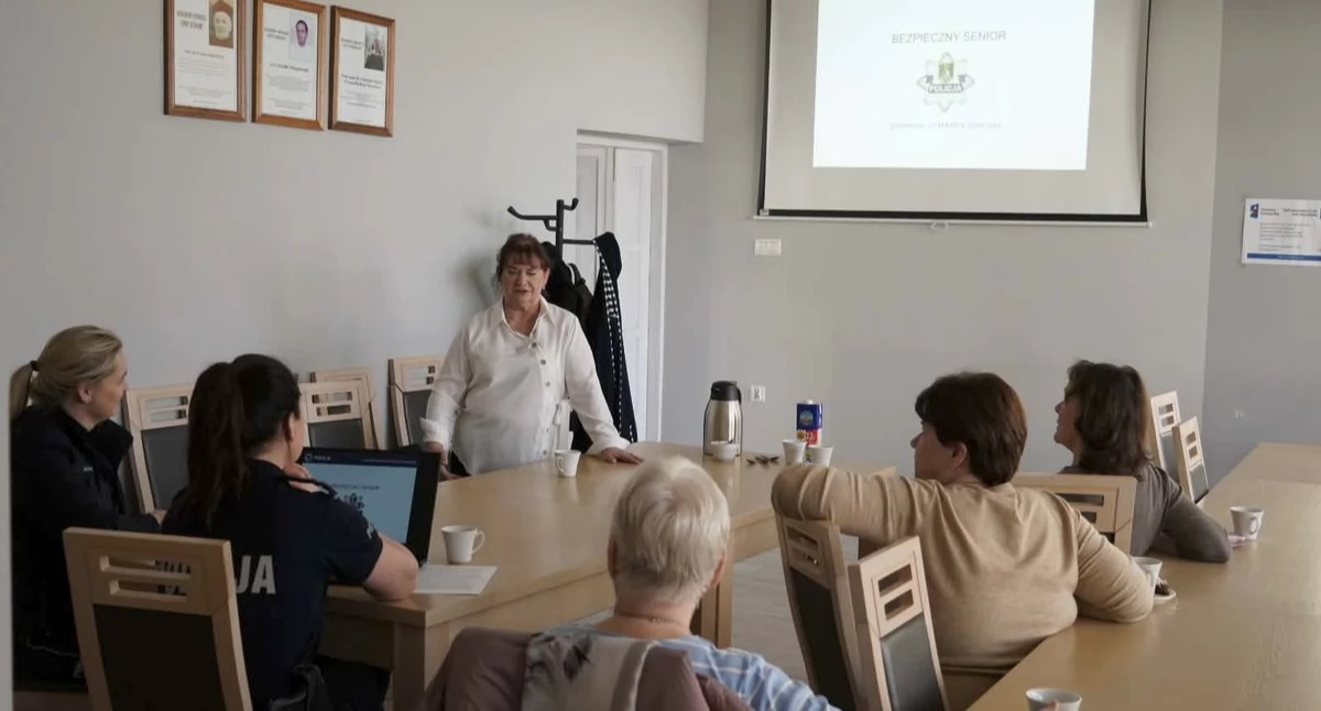 Seniorzy, Dziemiany Policjanci rozmawiali seniorami bezpieczeństwie - zdjęcie, fotografia