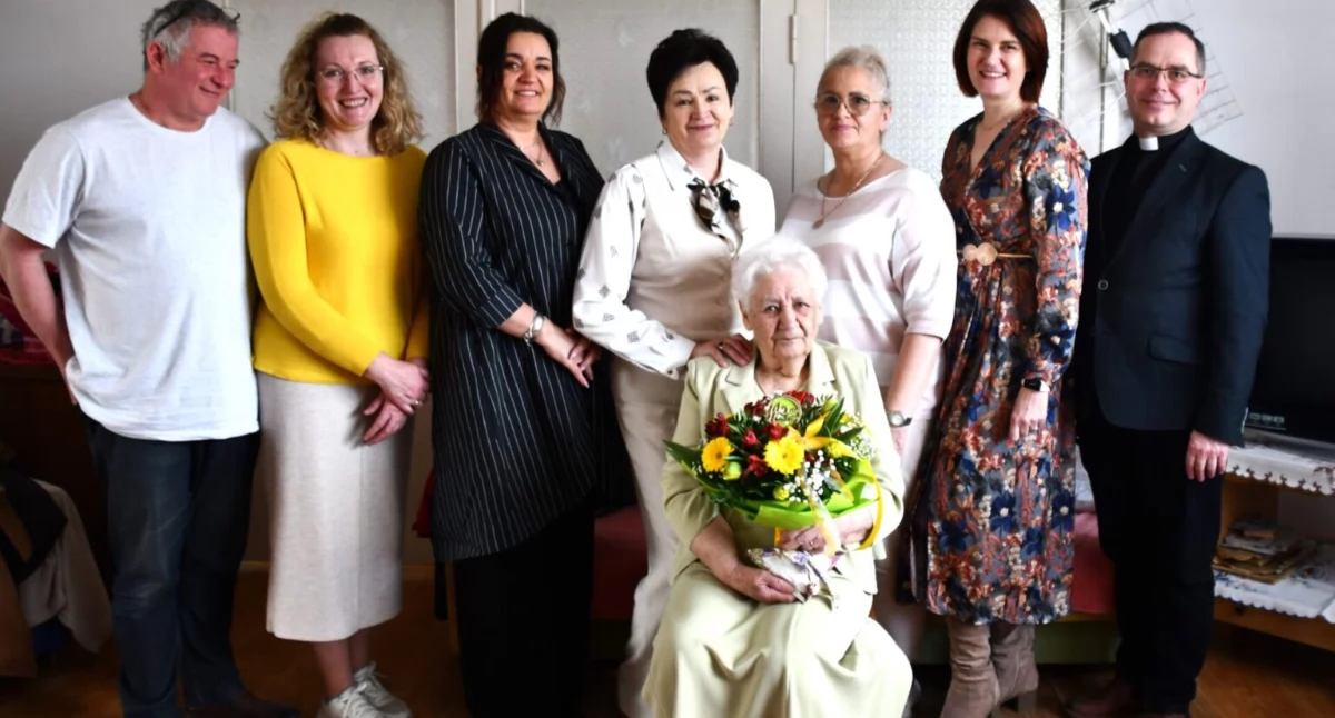 Seniorzy, Agnieszki Okrój Iłownicy Jubileusz gronie rodziny gości - zdjęcie, fotografia