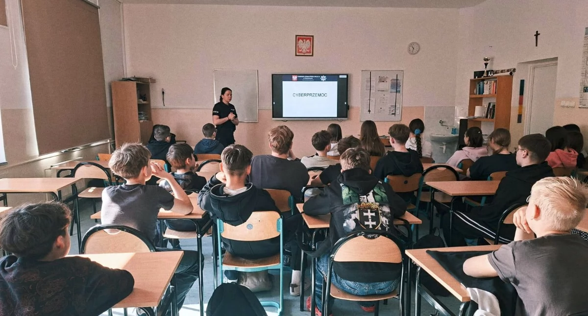 Policja, Profilaktyka zamiast milczenia Policjanci uczą młodzież reagować - zdjęcie, fotografia