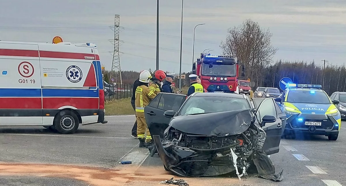 Wypadki, Wypadek Kaliskach Kościerskich Jedna osoba trafiła szpitala - zdjęcie, fotografia
