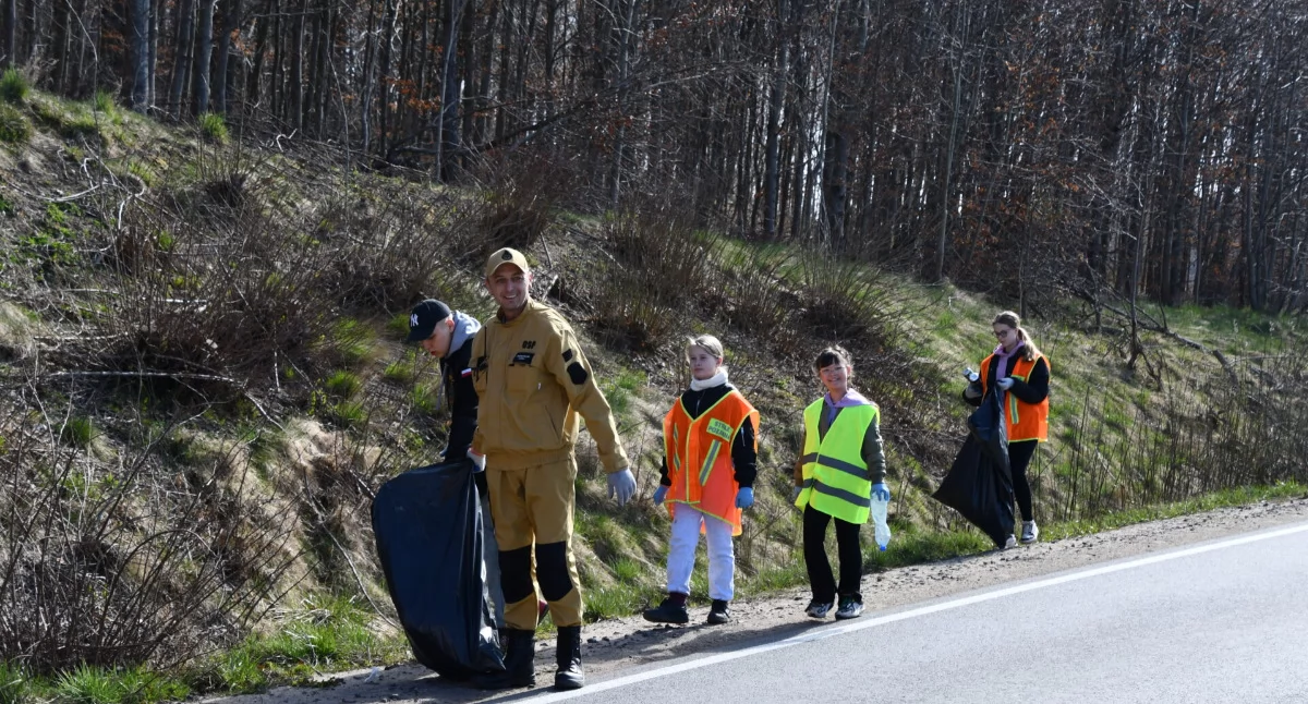 Straż pożarna, Młodzieżowe Drużyny Pożarnicze gminy Liniewo wzięły sprzątanie - zdjęcie, fotografia