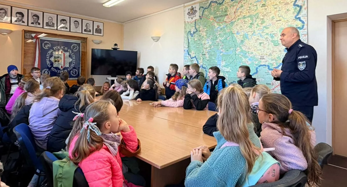 Szkoły podstawowe, Uczniowie Wielkiego Podlkesia poznali pracę policji Kościerzynie - zdjęcie, fotografia