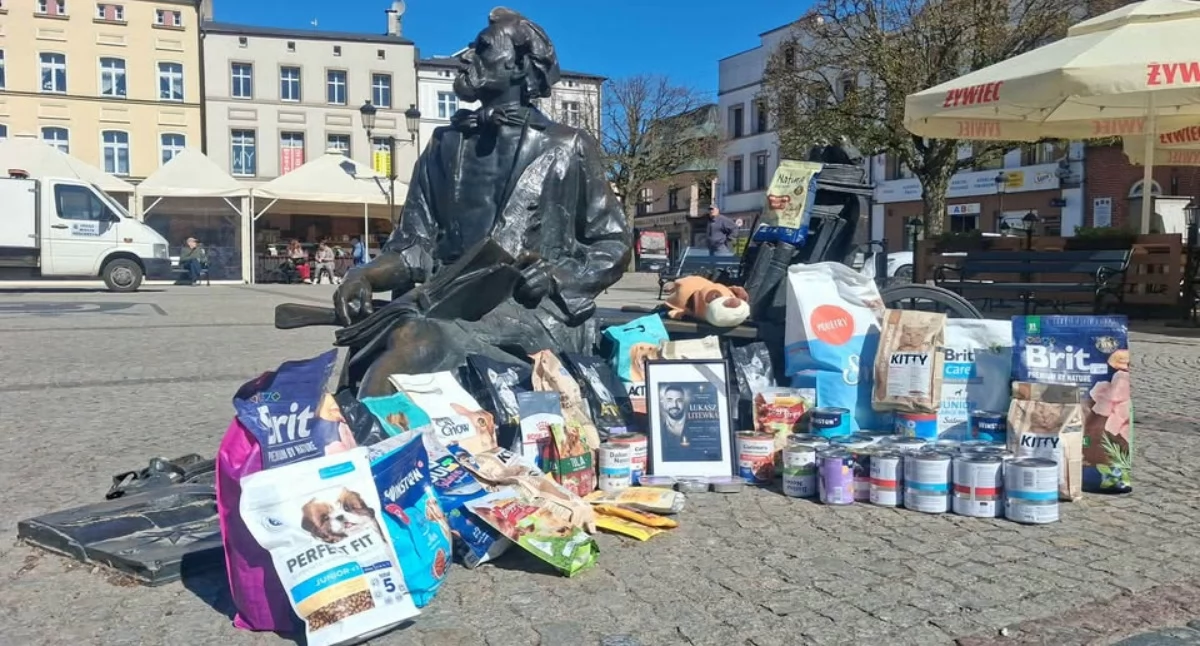 Służby w akcji, śmierci posła zorganizowano wyjątkową akcję kościerskim Rynku - zdjęcie, fotografia