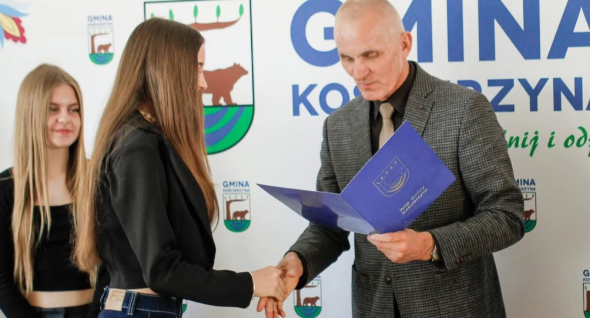 Stypendia, Najlepsi sportowcy trenerzy Kościerzyna otrzymali stypendia - zdjęcie, fotografia